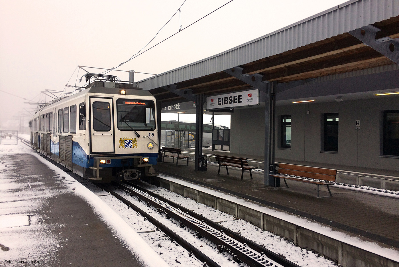 DIE AUS DEM NEBEL KAM Ankunft der Zahnradbahn vom Zugspitzplatt in der Station Grainau/Eibsee.