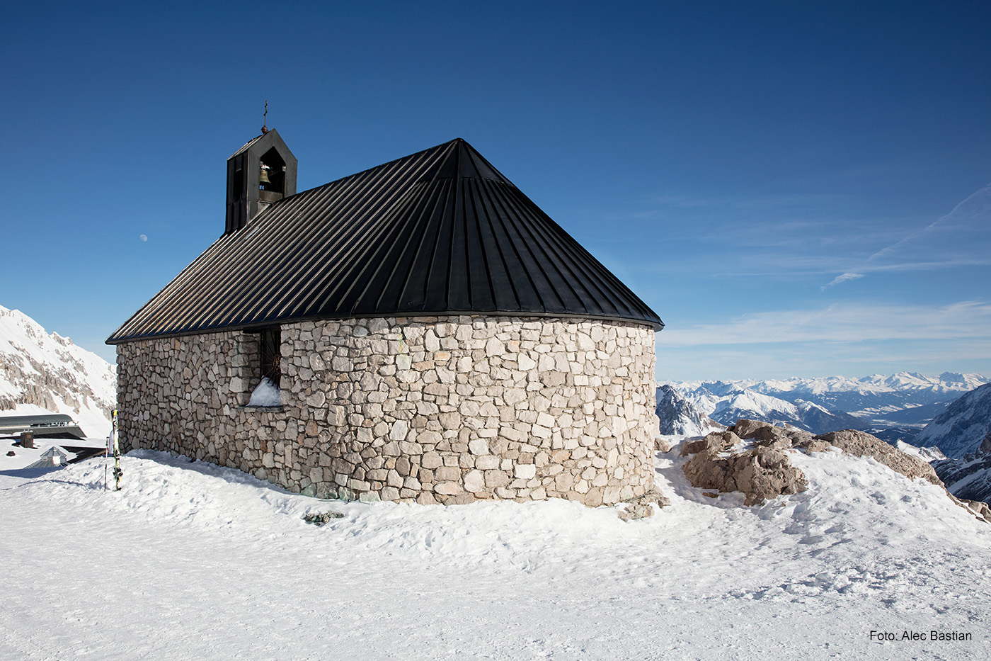 DEM HIMMEL SO NAH Die Kapelle Maria Heimsuchung steht in unmittelbarer Nähe zum Zugspitzgletscher auf fast 3.000 Metern Höhe.