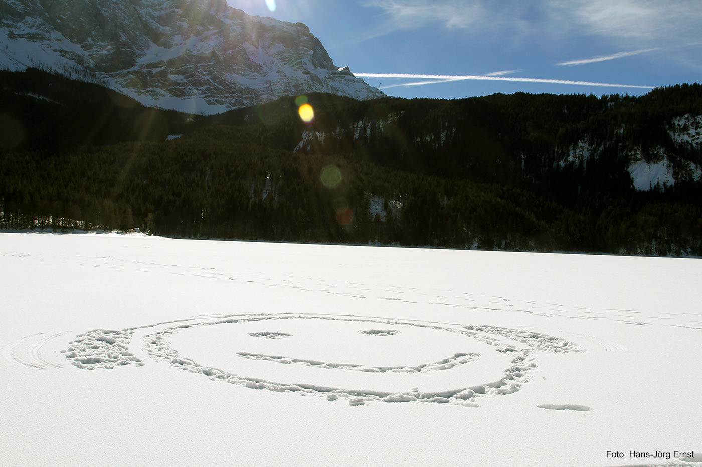 EIN SMILEY FÜR DEN EIBSEE In diesem Winter war der See am Fuß der Zugspitze komplett zugefroren. Klein im Bild ist am Zugspitzmassiv die Panoramagondel zu erkennen, die von Ehrwald (Österreich) aus auf den Zugspitzgipfel fährt.