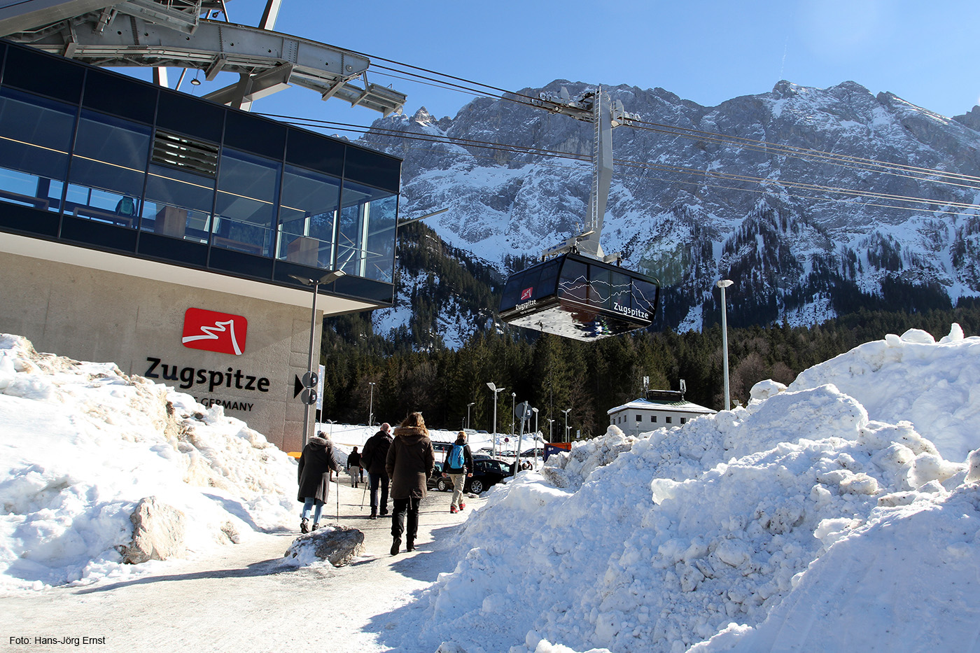 HIGHTECH MIT REKORDEN Die neue Seilbahn Zugspitze. Von der Station Grainau/Eibsee aus geht's auf den Gipfel.
