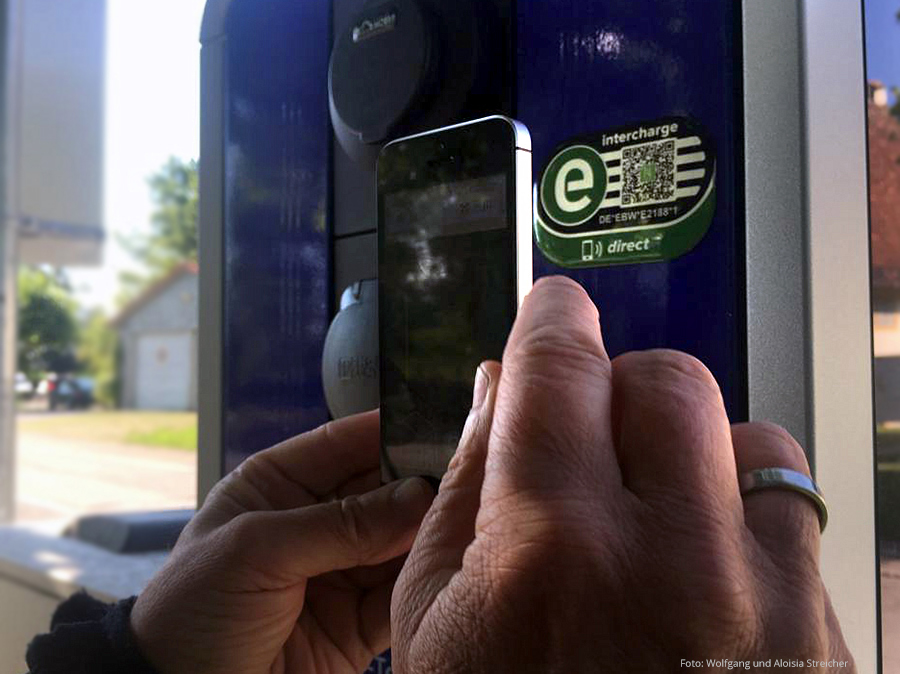 Strom zapfen: So einfach geht’s. Am Lademonitor auf dem Smartphone hat man alles im Blick. | Foto: Wolfgang und Aloisia Streicher