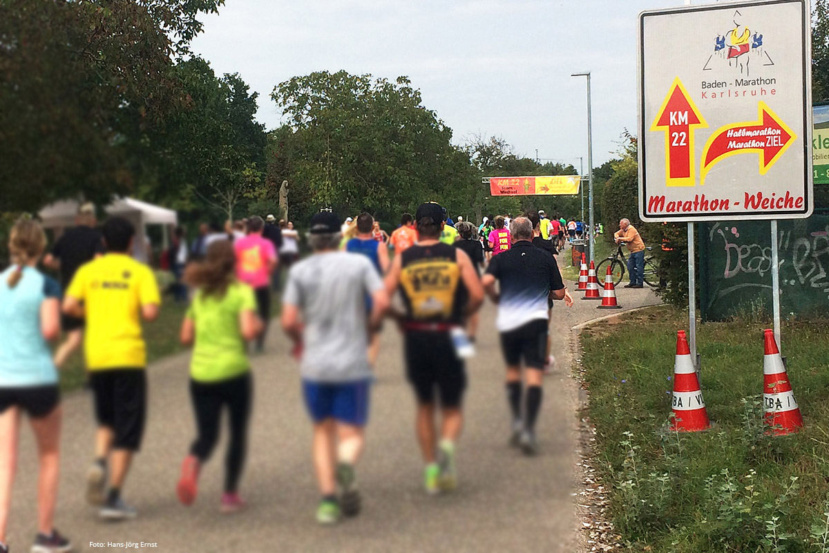 HALBZEIT 2 Hier trennen sich die Wege: Die Marathonläufer haben beinahe Halbzeit. Die Halbmarathonläufer haben's fast geschafft. Zum Ziel geht es nach rechts. | Foto: Hans-Jörg Ernst