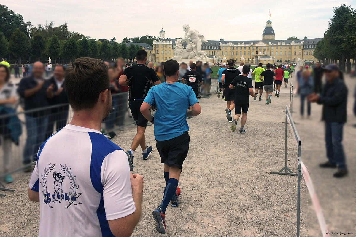SCHLOSSRUNDE Für die Halbmarathonläufer einmal. Die Marathonläufer kommen zweimal am Karlsruher Schloss vorbei. | Foto: Hans-Jörg Ernst
